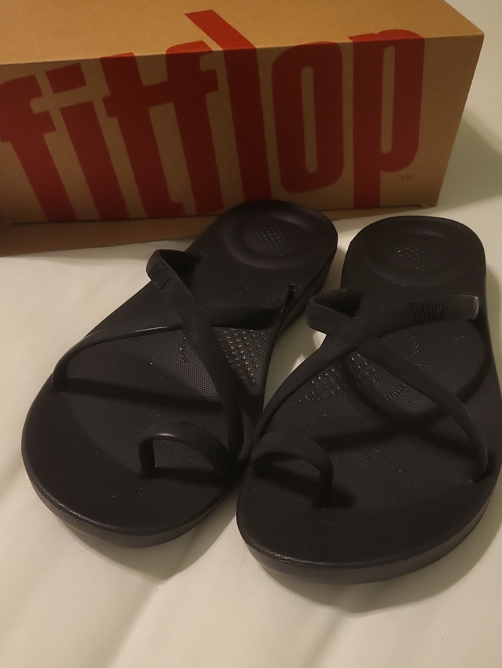 FitFlop Black Minimalist Toe-Loop Sandals